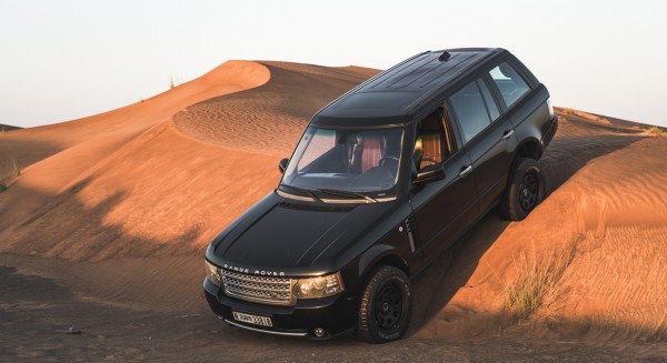 هل أستطيع أن أقود الرنج روفر في الطرق الوعرة؟